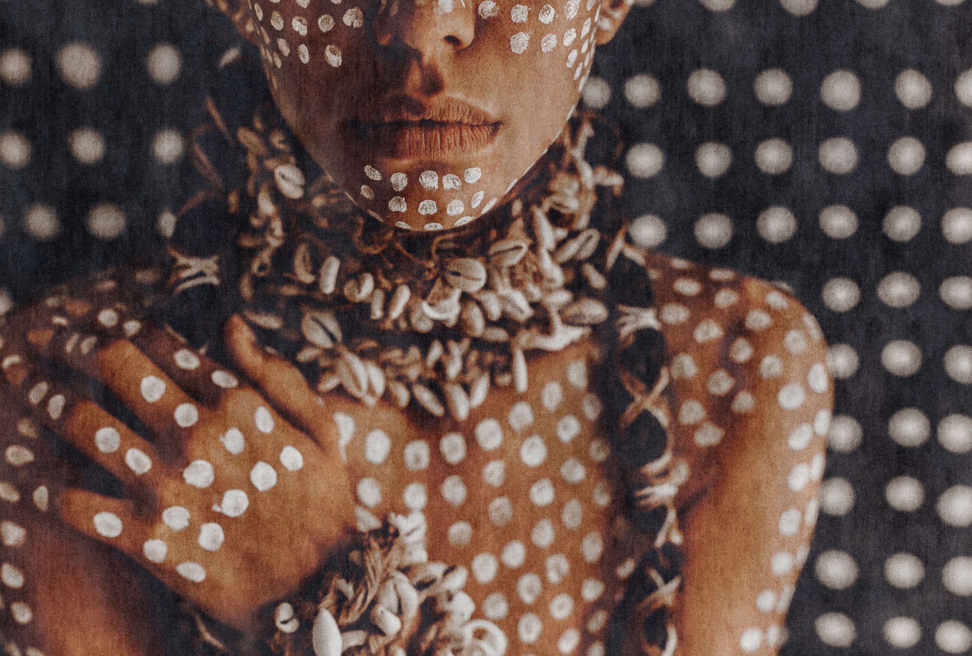             Fototapete »alani« - Afrikanische Frau mit Körperbemalung, Gobelinstruktur im Hintergrund – Glattes, leicht glänzendes Premiumvlies
        