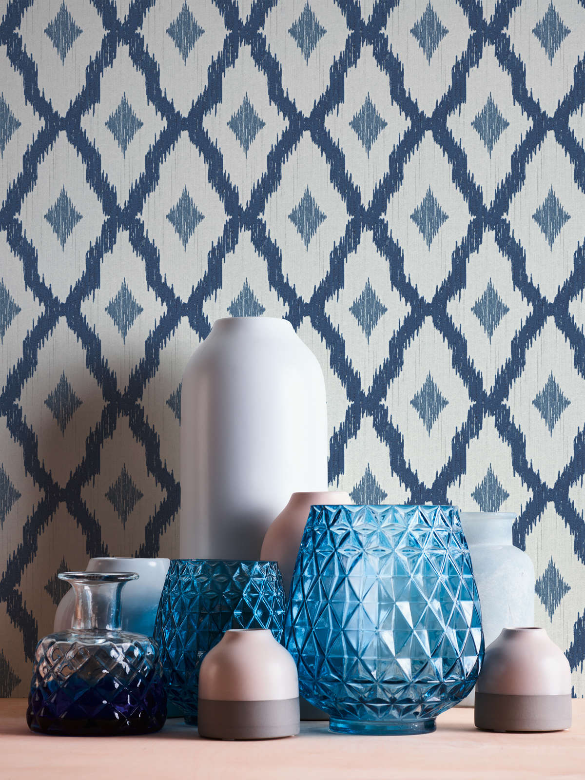             Vliestapete Ikat Muster mit Rauten Motiv – Blau, Weiß
        