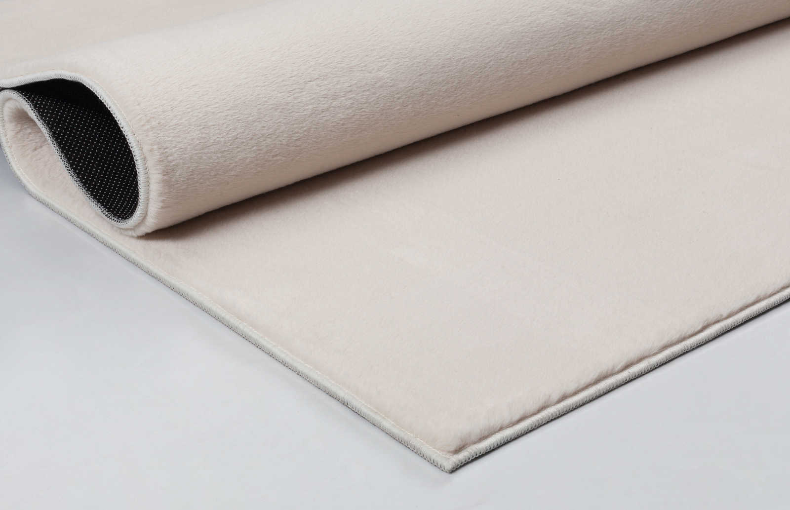             Einfarbiger Hochflor Teppich in sanften Beige – 280 x 200 cm
        