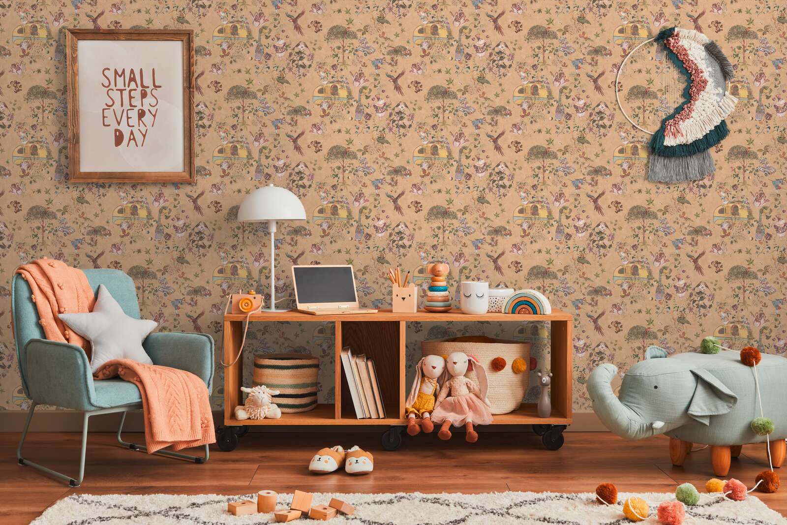             Kinderzimmer Vliestapete mit fantasievollen Waldtier-Illustrationen – Beige, Orange
        