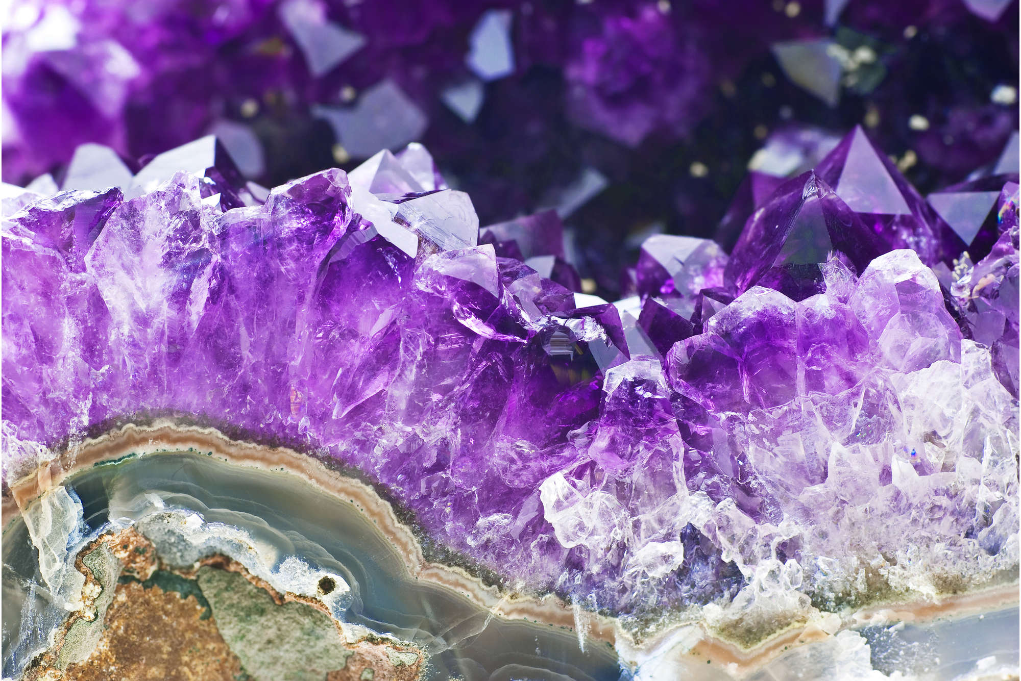             Fototapete Amethyst und Kristalle in Lila – Strukturiertes Vlies
        