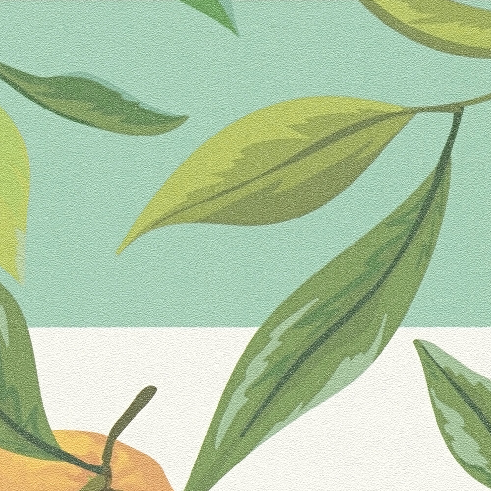            Gestreifte Vliestapete mit gemalten Orangen und Blättern – türkis, orange, grün
        