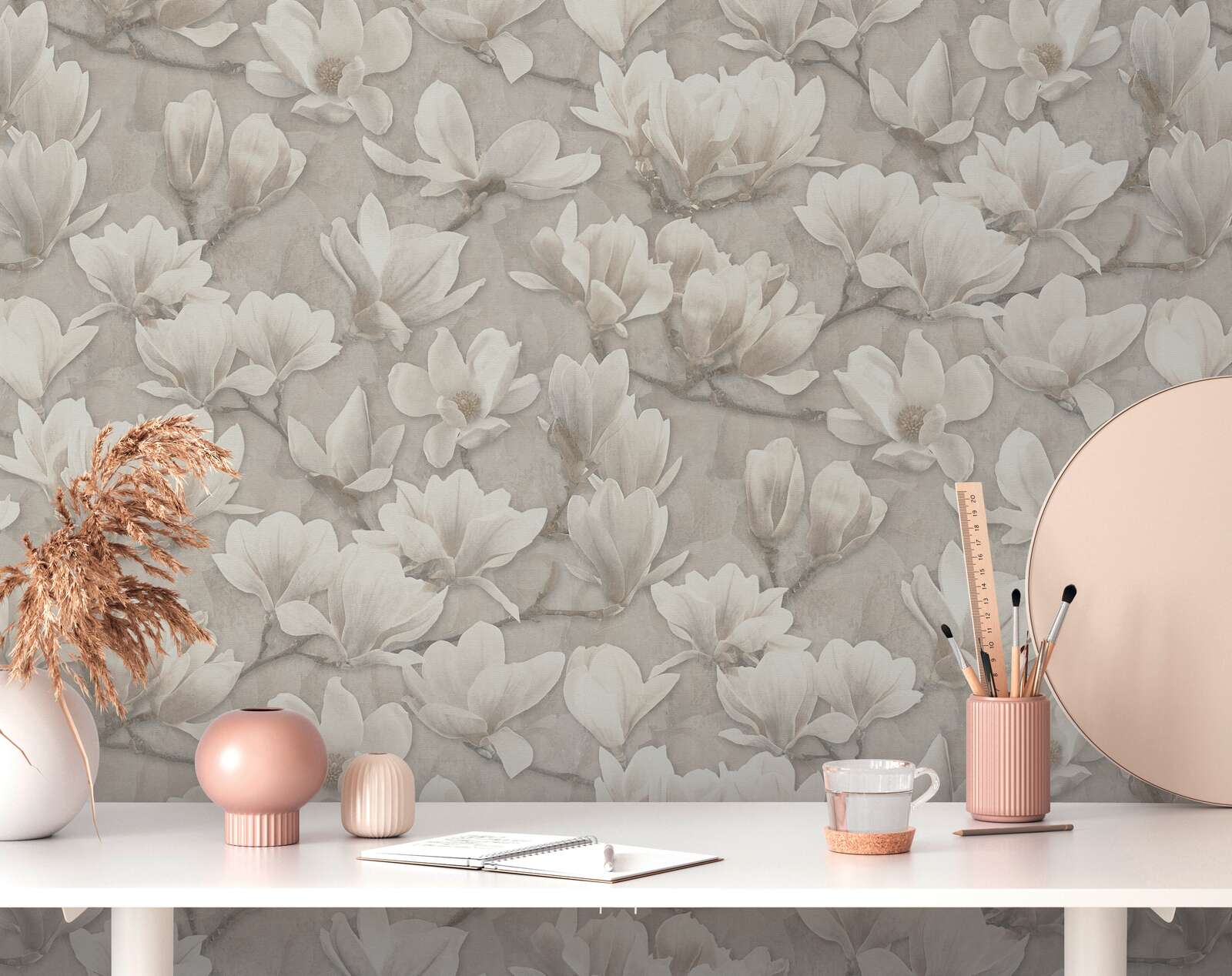             Vliestapete mit all over Magnolien Blumenmotiv Print – Beige, Creme, Weiß
        