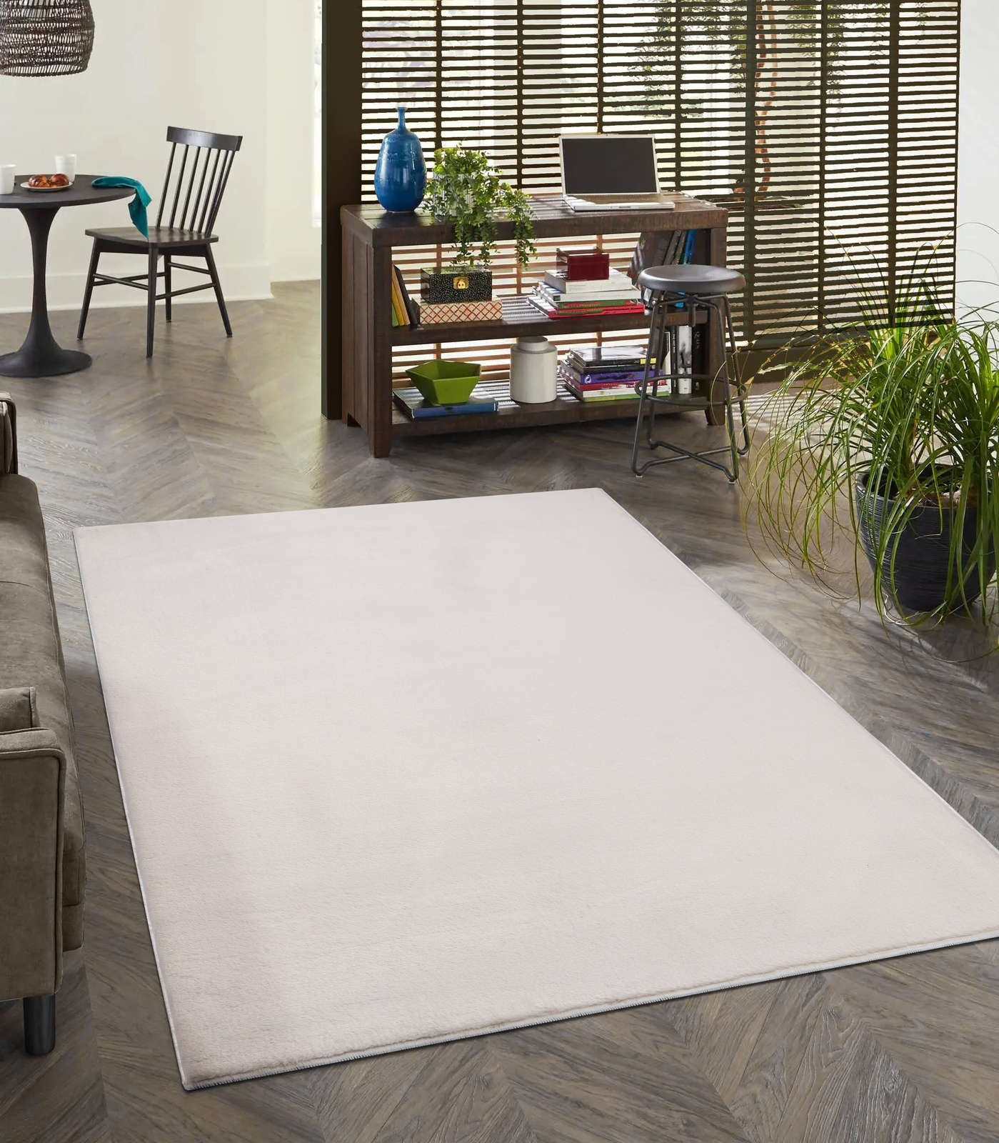             Einfarbiger Hochflor Teppich in sanften Beige – 280 x 200 cm
        