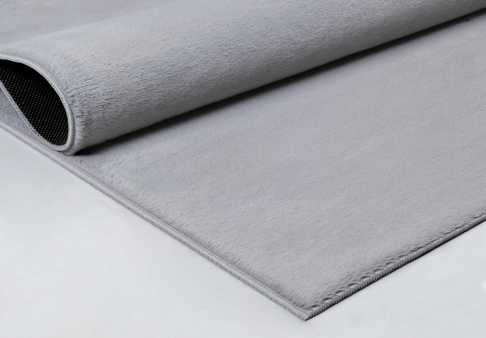             Angenehmer Hochflor Teppich in sanften Grau – 280 x 200 cm
        