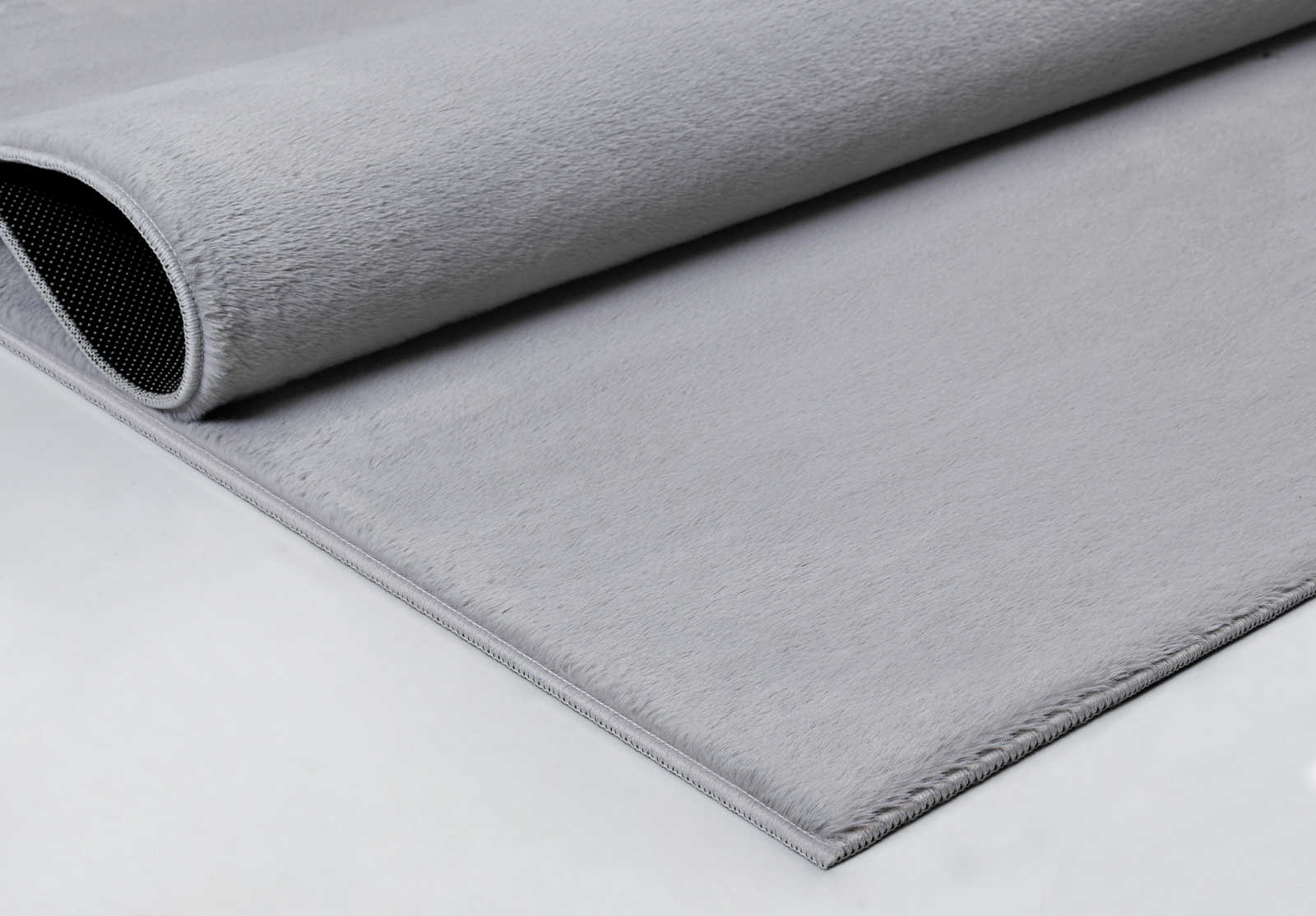             Angenehmer Hochflor Teppich in sanften Grau – 140 x 70 cm
        