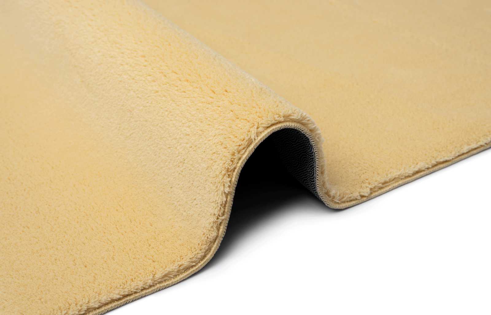             Kuschelweicher Hochflor Teppich in Gold – 150 x 80 cm
        