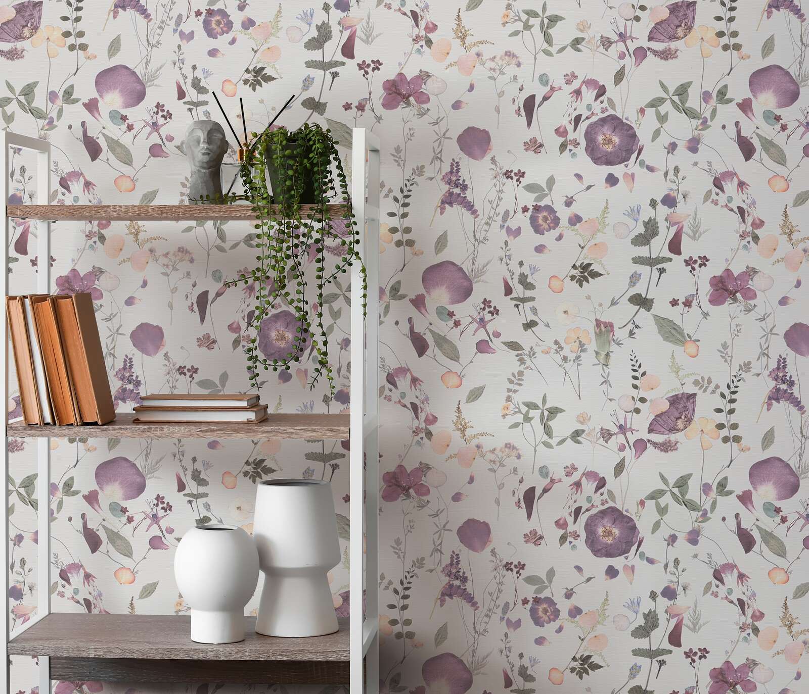             Vliestapete mit Blütenstraußmotiv im Landhausstil – Violett, Grün, Gelb
        