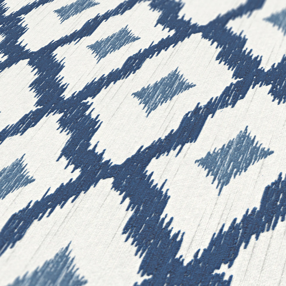             Vliestapete Ikat Muster mit Rauten Motiv – Blau, Weiß
        