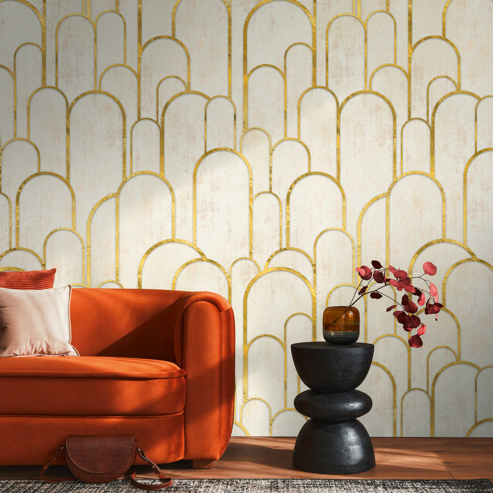         Art Deco Vliestapete mit eleganten geometrischen Mustern und einer großflächigen Musterwiederholung – Creme, Beige, Gold
    