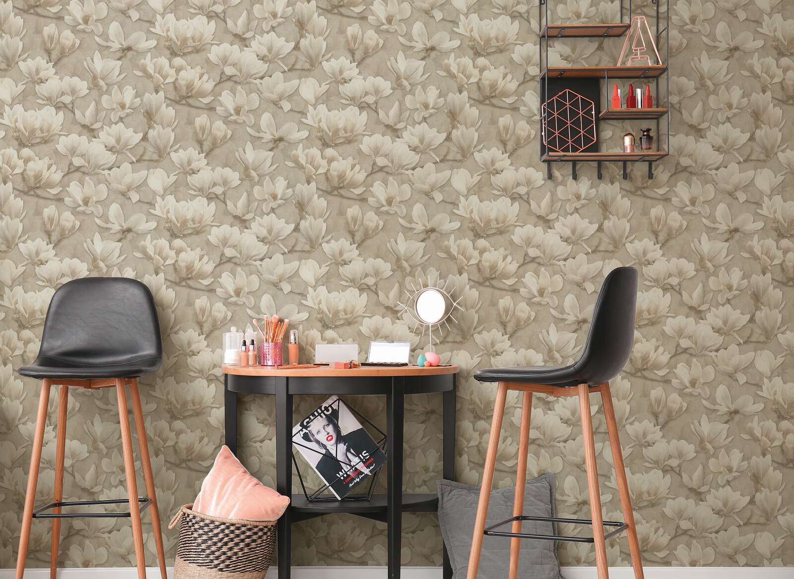             Vliestapete mit all over Magnolien Blumenmotiv Print – Beige, Creme, Weiß
        